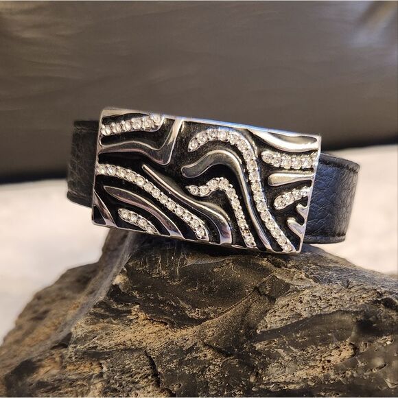 NWOT Lia Sophia "Fierce" Cut Crystal Black Buckle Bracelet - Picture 4 of 7